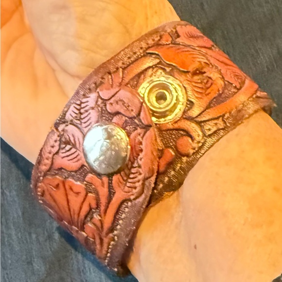 Bohemian Vintage Leather Cuff Bracelet with Turquoise Accent - Picture 3 of 4